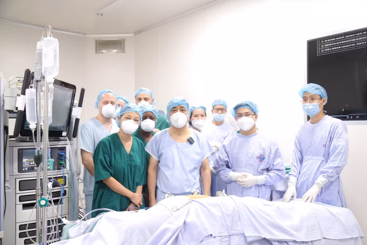 Các chuyên Anh cùng các bác sĩ Việt nam thực hiện ca mổ ung thư thận bằng Robot