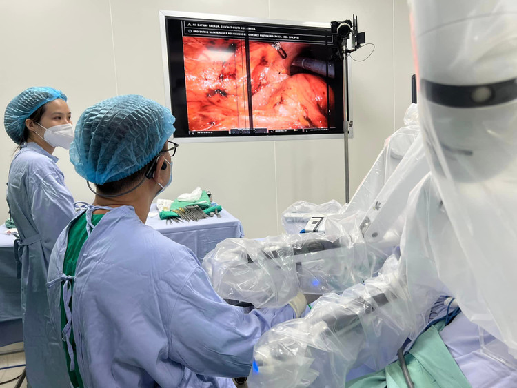 Lần đầu tiên Việt Nam mổ ung thư thận bằng Robot ảnh 1