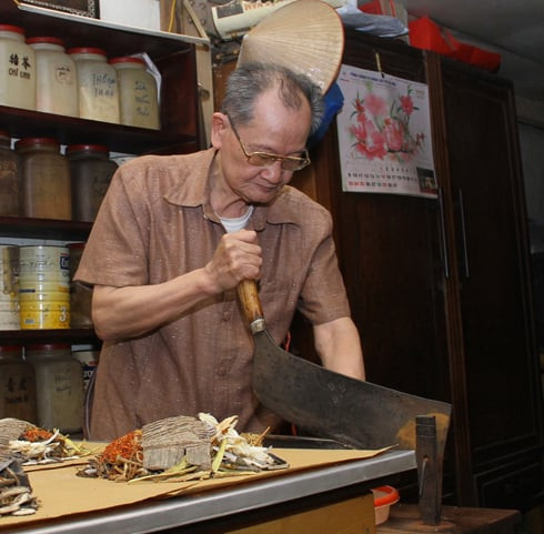 Lương y Trần Văn Quảng cắt thuốc cho bệnh nhân - Ảnh: NVCC Lương y Trần Văn Quảng cắt thuốc cho bệnh nhân - Ảnh: NVCC