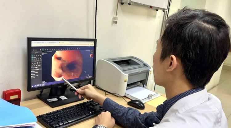 Thực quản bé gái bị thủng, sau khi bị chó cắn vào vùng cổ - Ảnh BVCC