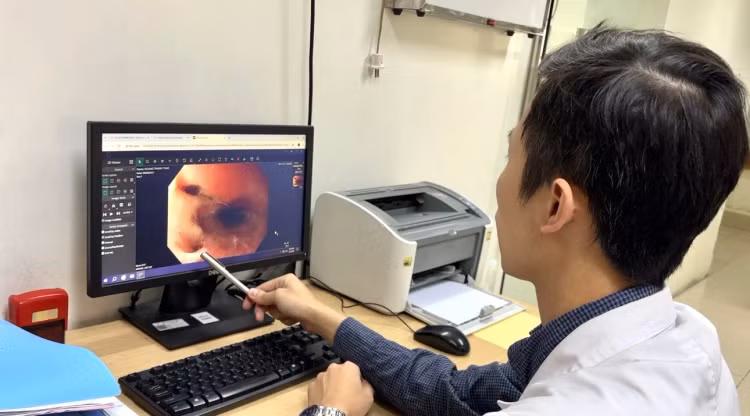 Thực quản bé gái bị thủng, sau khi bị chó cắn vào vùng cổ - Ảnh BVCC