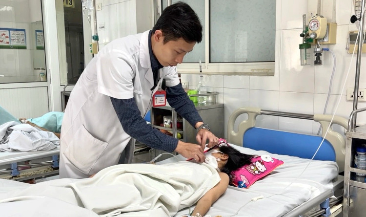 Bác sĩ Vũ Đức Thịnh - khoa Phẫu thuật Tiêu hóa khám lại cho bệnh nhi - Ảnh BVCC