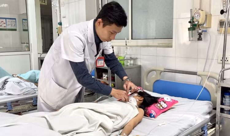 Bác sĩ Vũ Đức Thịnh - khoa Phẫu thuật Tiêu hóa khám lại cho bệnh nhi - Ảnh BVCC