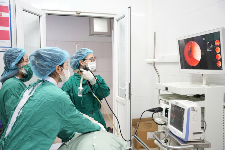 Kỹ thuật nội soi hiện đại giúp bác sĩ quan sát được cấu trúc giải phẫu bên trong đường hô hấp thông qua ống nội soi.