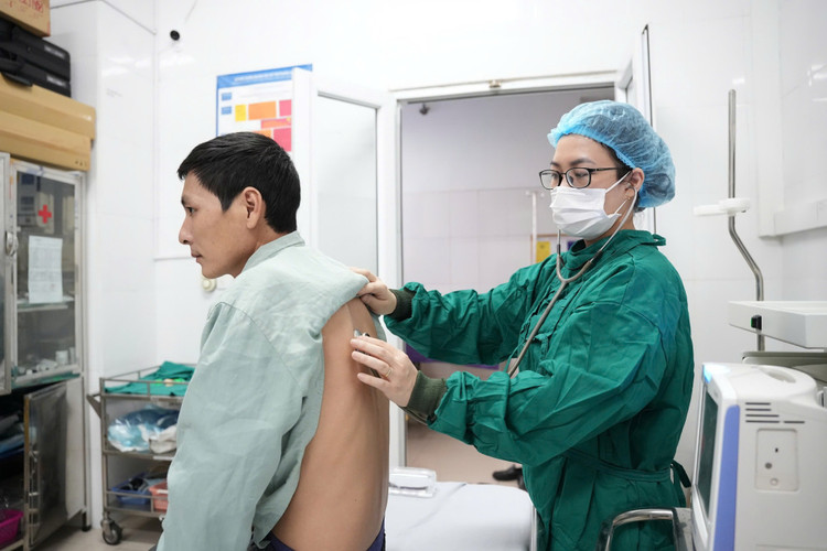 Bệnh nhân được bác sĩ chuyên khoa thăm khám và tư vấn về kỹ thuật nội soi phế quản ống mềm - Ảnh BVCC