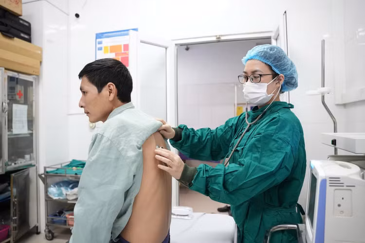 Bệnh nhân được bác sĩ chuyên khoa thăm khám và tư vấn về kỹ thuật nội soi phế quản ống mềm - Ảnh BVCC