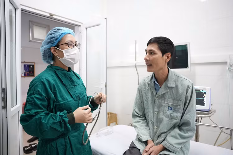 Tư vấn cho bệnh nhân trước khi phẫu thuật - Ảnh BVCC