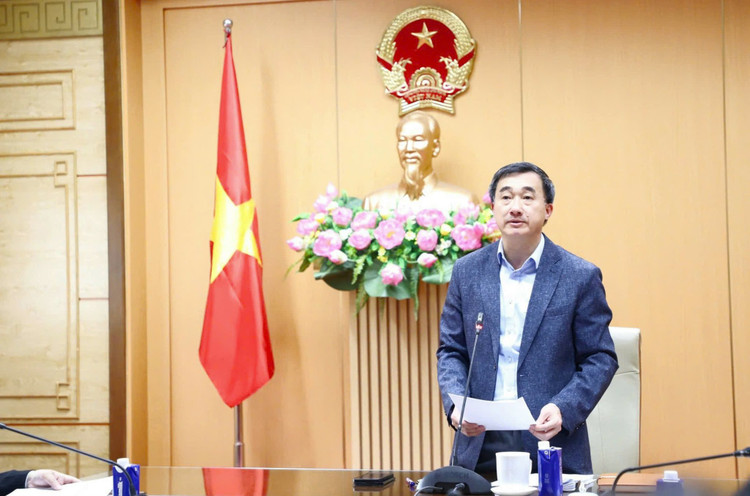 Thứ trưởng Bộ Y tế Trần Văn Thuấn phát biểu.