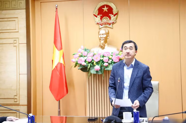 Thứ trưởng Bộ Y tế Trần Văn Thuấn phát biểu.