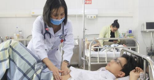 Thăm khám cho trẻ bị xuất huyết dạ dày