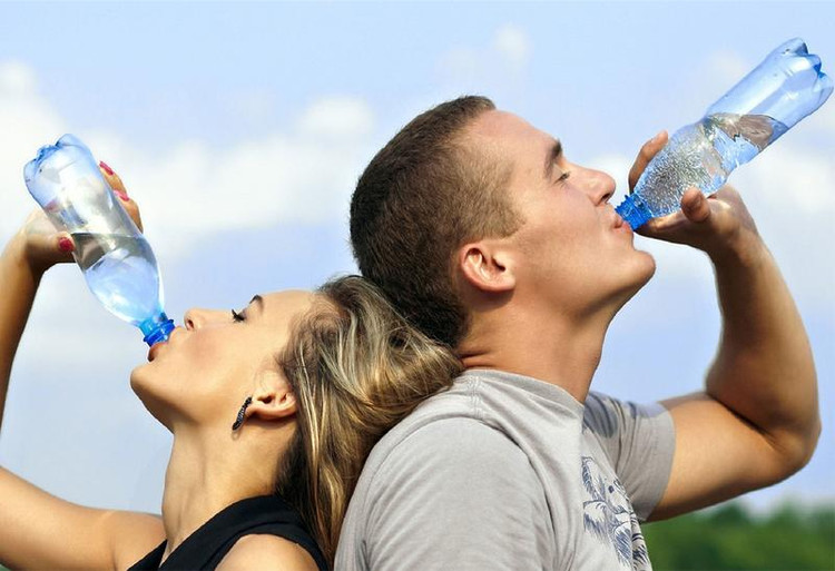 Bác sĩ chỉ rõ uống nước nửa ngày không buồn tiểu là tốt hay xấu? ảnh 1