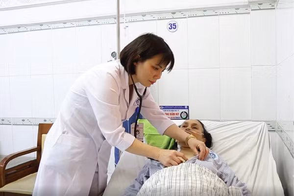 TS.BS. Nguyễn Thị Thanh Mai – Trưởng khoa Hồi sức cấp cứu yêu cầu thăm khám lại cho người bệnh