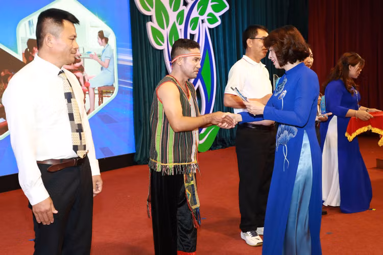 PGS.TS. Nguyễn Thị Liên Hương trao giải cho cuộc thi PGS.TS. Nguyễn Thị Liên Hương trao giải cho cuộc thi