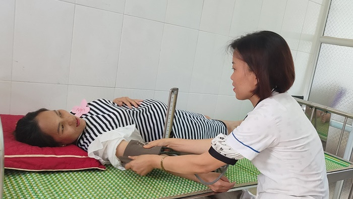 Cán bộ y tế xã Quyết Thắng đo huyết áp cho thai phụ Cán bộ y tế xã Quyết Thắng đo huyết áp cho thai phụ