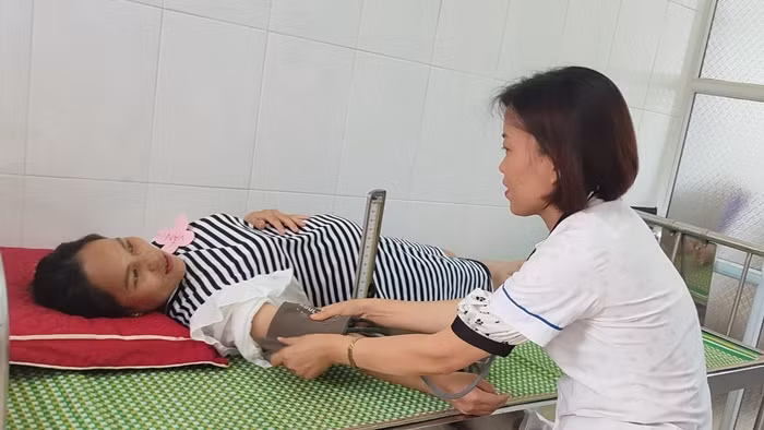 Cán bộ y tế xã Quyết Thắng đo huyết áp cho thai phụ