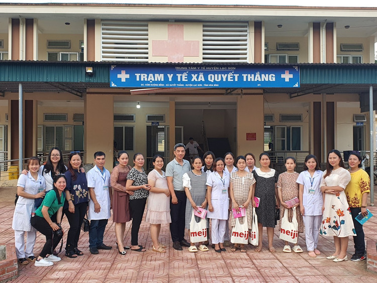 Đoàn công tác chụp ảnh lưu niện với cán bộ y tế xã và bà mẹ mang thai Đoàn công tác chụp ảnh lưu niện với cán bộ y tế xã và bà mẹ mang thai