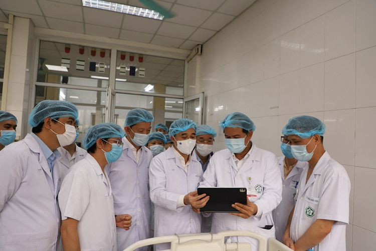 Các bác sĩ Bệnh viện Bạch Mai hội chẩn ca sởi người lớn biến chứng - Ảnh BVCC Các bác sĩ Bệnh viện Bạch Mai hội chẩn ca sởi người lớn biến chứng - Ảnh BVCC