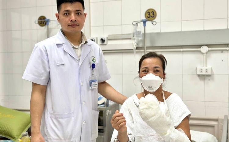 Bệnh nhân phải cắt một ngón tay và phải xử lý mu tay dập nát - Ảnh BVCC