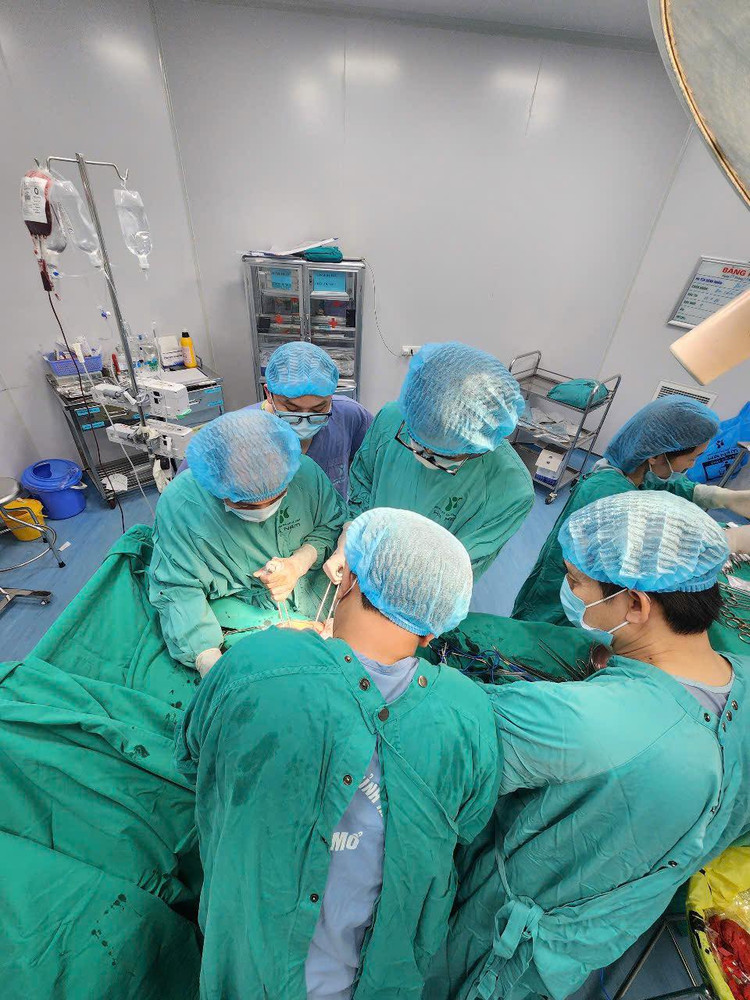 Báo động đỏ cứu bệnh nhân vỡ lách, đa chấn thương, tính mạng tính bằng phút - Ảnh BVCC