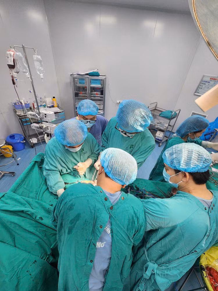 Báo động đỏ cứu bệnh nhân vỡ lách, đa chấn thương, tính mạng tính bằng phút - Ảnh BVCC