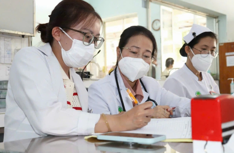 Các bác sĩ đang hội chẩn bệnh án của bệnh nhi - Ảnh BVCC Các bác sĩ đang hội chẩn bệnh án của bệnh nhi - Ảnh BVCC