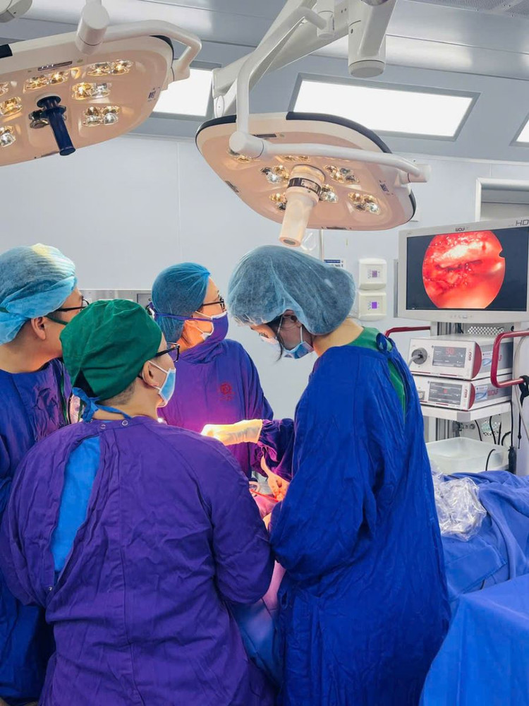 Kíp mổ sử dụng hệ thống nội soi hiện đại và máy chụp C-arm di động để thực hiện tạo hình ổ mắt an toàn chính xác cho người bệnh - Ảnh BVCC