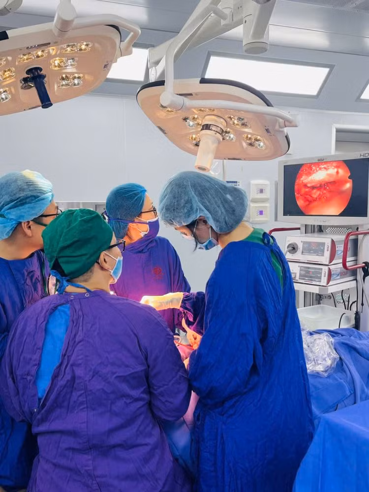 Kíp mổ sử dụng hệ thống nội soi hiện đại và máy chụp C-arm di động để thực hiện tạo hình ổ mắt an toàn chính xác cho người bệnh - Ảnh BVCC