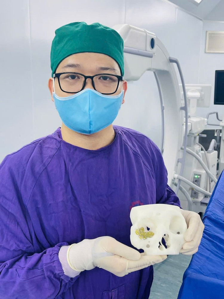 BS.CKI Lê Tuấn Tú cùng mô hình 3D và hệ thống chụp C-arm hiện đại - Ảnh BVCC