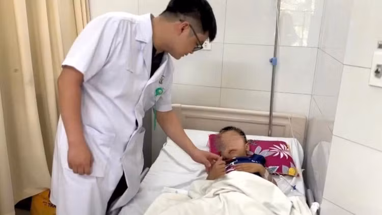 ThS.BS Bùi Văn Quang, Trung tâm Nam học, Bệnh viện Việt Đức thăm khám cho cháu bé - Ảnh BSCC