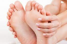 Tay chân lạnh có thể là biểu hiện của nhiều bệnh nguy hiểm cả về thể chất và tinh thần - Ảnh minh họa