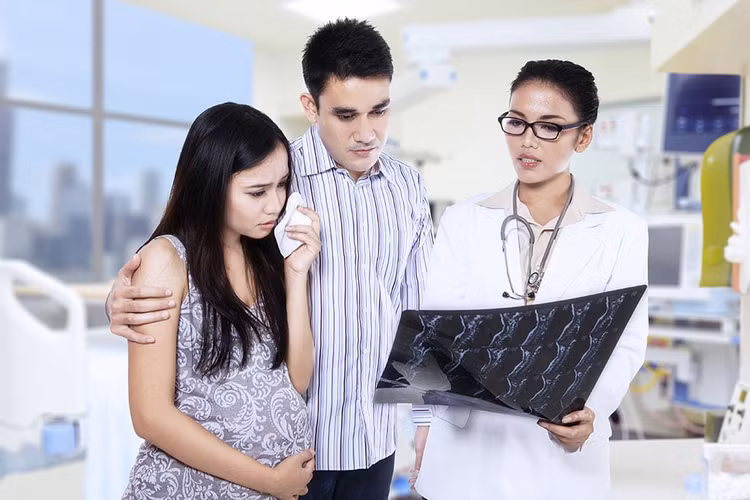 Tư vấn cho vợ chồng sản phụ - Ảnh Minh họa