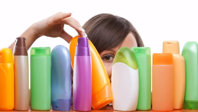 Chuyên gia Da liễu chỉ cách chọn dầu gội đầu giúp tóc khỏe, đẹp ảnh 1