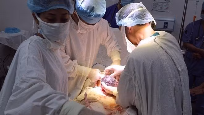 Mổ cấp cứu cho sản phụ mang thai trên vết sẹo mổ cũ