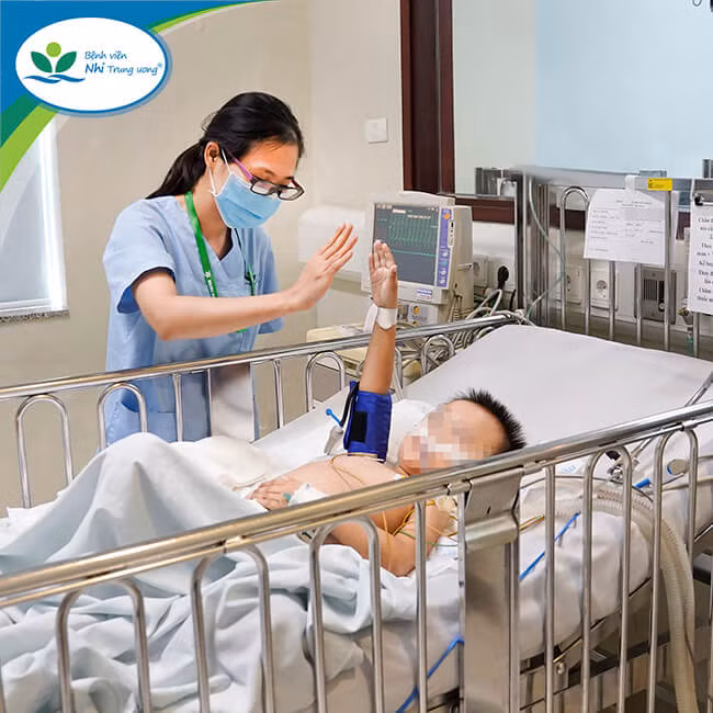 Trẻ biết thực hiện các động tác theo yêu cầu của bác sĩ