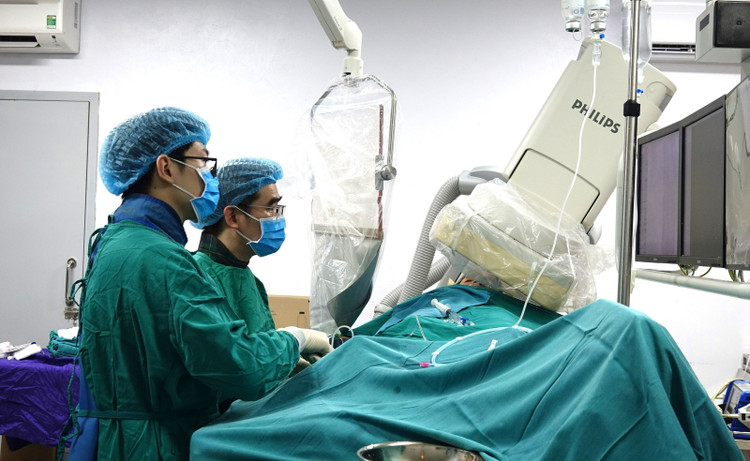 Ths.BS Đinh Danh Trình, Phó khoa Tim mạch, Bệnh viện Bãi Cháy cùng ê kíp đang tiến hành can thiệp đặt stent cho bệnh nhân. - Ảnh BVCC