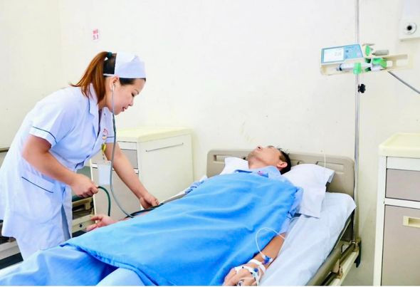 Thăm khám cho bệnh nhân sau phẫu thuật - Ảnh BVCC