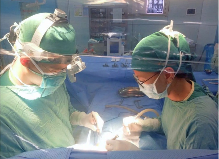 Ca phẫu thuật cho bệnh nhi - Ảnh BVCC