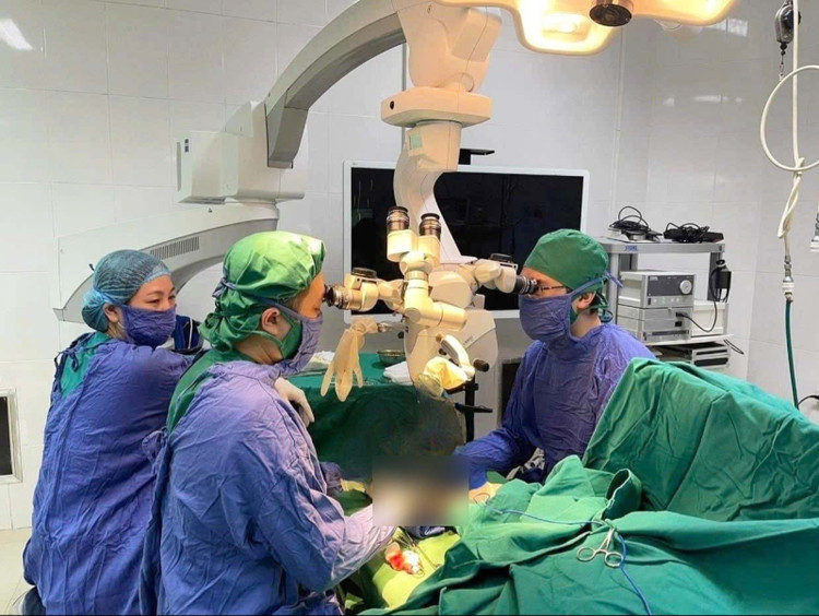 Các bác sĩ Bệnh viện Bãi Cháy thực hiện kỹ thuật vi phẫu nối ngón tay cho bệnh nhân - Ảnh BVCC