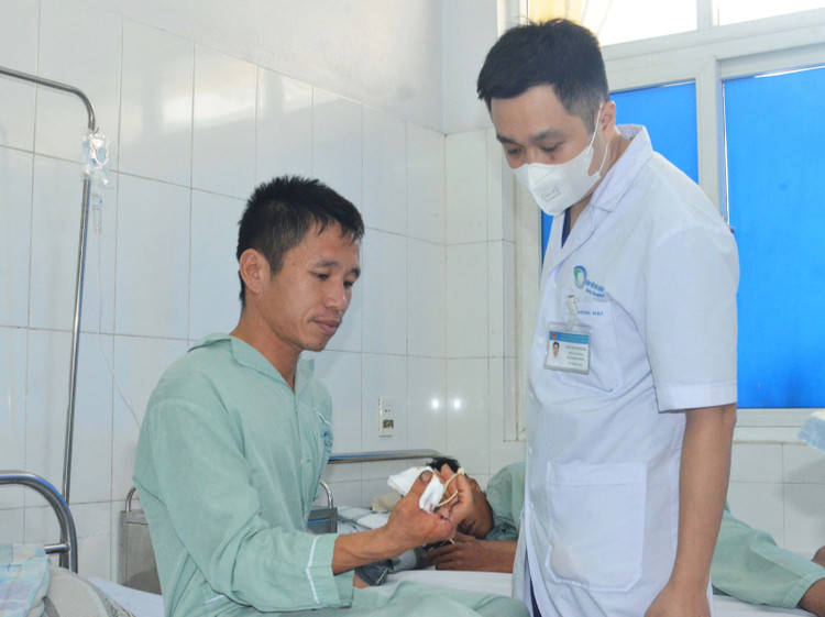 Bác sĩ thăm khám cho bệnh nhân sau phẫu thuật - Ảnh BVCC