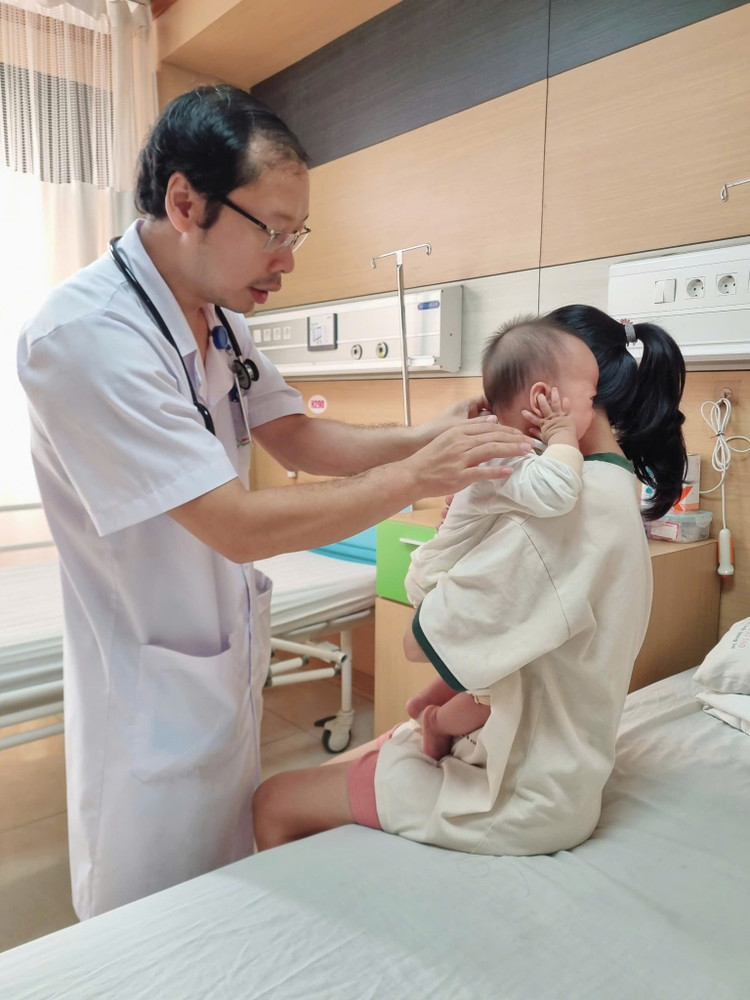 ThS.BS Nguyễn Đức Lân – Trưởng khoa Ngoại nhi tổng hợp, Bệnh viện Sản Nhi tỉnh Phú Thọ thăm khám cho bệnh nhi H. - Ảnh BVCC