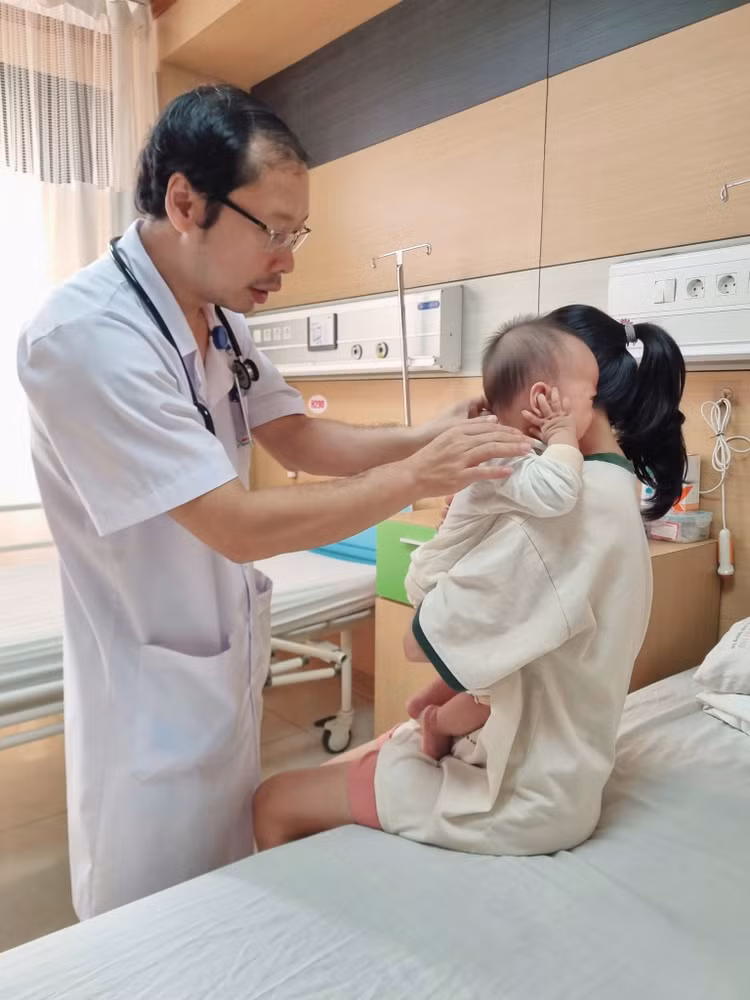 ThS.BS Nguyễn Đức Lân – Trưởng khoa Ngoại nhi tổng hợp, Bệnh viện Sản Nhi tỉnh Phú Thọ thăm khám cho bệnh nhi H. - Ảnh BVCC