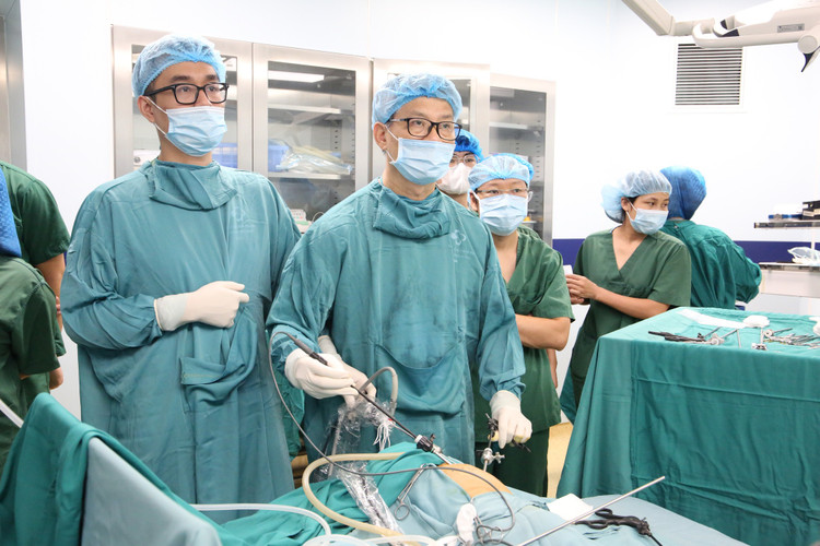 Ca phẫu thuật được trực tiếp thực hiện bởi TS.BS Tô Mạnh Tuân –Trưởng khoa Phẫu thuật lồng ngực – Trung tâm Ngoại tổng hợp, Bệnh viện Nhi trung ương - Ảnh BVCC