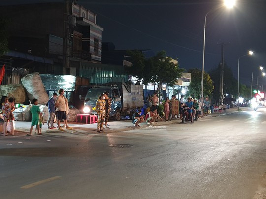 Người dân hiếu kỳ theo dõi sự việc - Ảnh: Người lao động