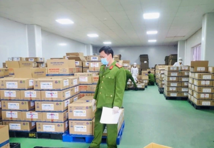 Công an kiểm tra thu giữ các sản phẩm sữa giả - Ảnh minh họa