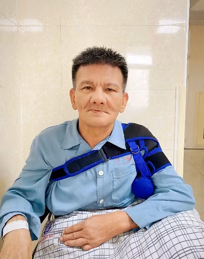 Người bệnh được sử dụng đai vai phù hợp để cố định, bảo vệ khớp vai - Ảnh BVCC Người bệnh được sử dụng đai vai phù hợp để cố định, bảo vệ khớp vai - Ảnh BVCC