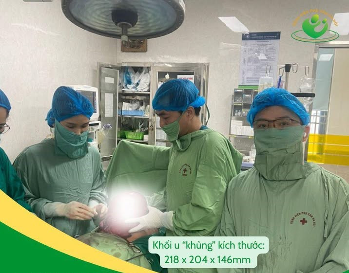 Ca phẫu thuật cho bệnh nhân bị u xơ tử cung kích thước lớn - Ảnh BVCC