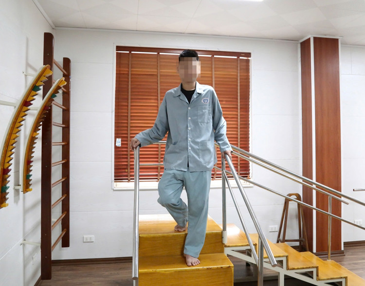 Người bệnh tập phục hồi chức năng tại Trung tâm Y dược cổ truyền – Phục hồi chức năng - Ảnh BVCC