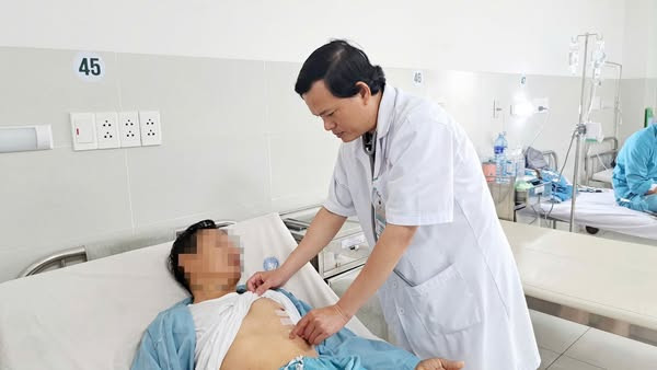 Thăm khám cho bệnh nhân sau phẫu thuật - Ảnh BVCC