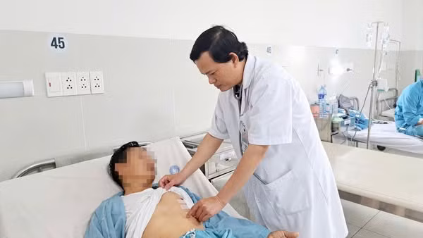 Thăm khám cho bệnh nhân sau phẫu thuật - Ảnh BVCC