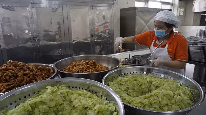 Việc lưu mẫu thức ăn được các bếp ăn tập thể trường học trên địa bàn quận Nam Từ Liêm thực hiện nghiêm túc